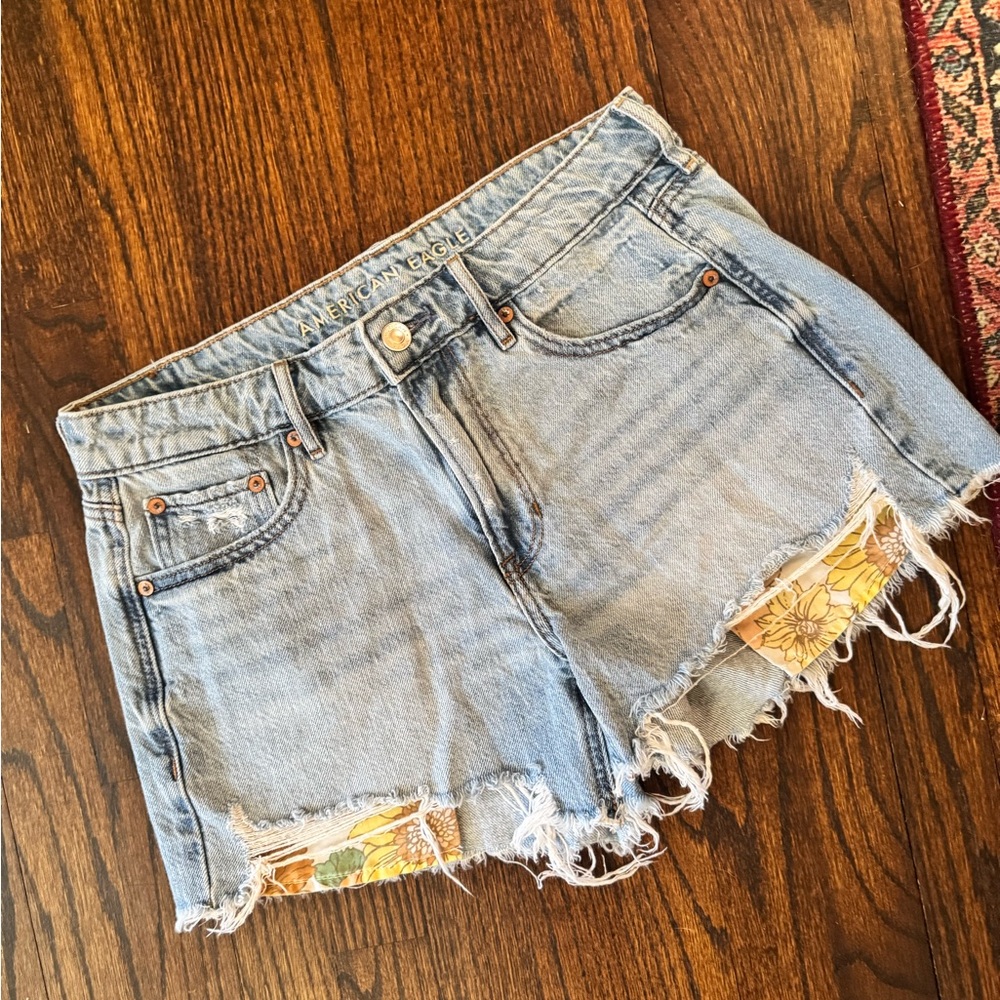 American Eagle Outfitters floral
Pocket Blue Denim Shorts